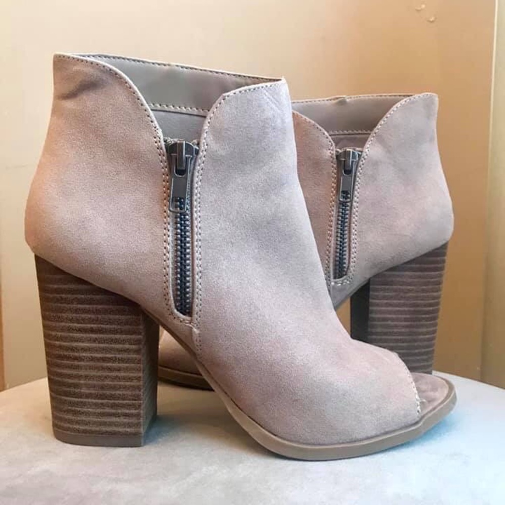 Peep-toe booty heels